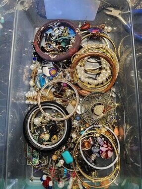 1lb Of Mixed Jewelry For Ctafting May Or May Not Have Matches J090226-2